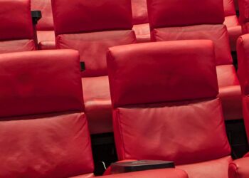 Butacas rojas en una sala de cine vacía