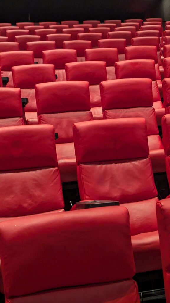 Butacas rojas en una sala de cine vacía