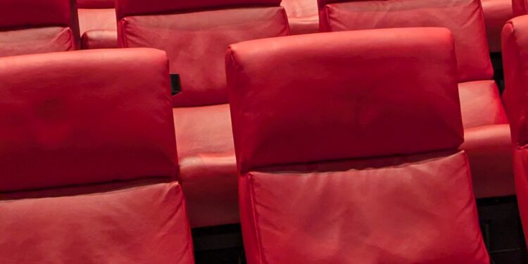Butacas rojas en una sala de cine vacía