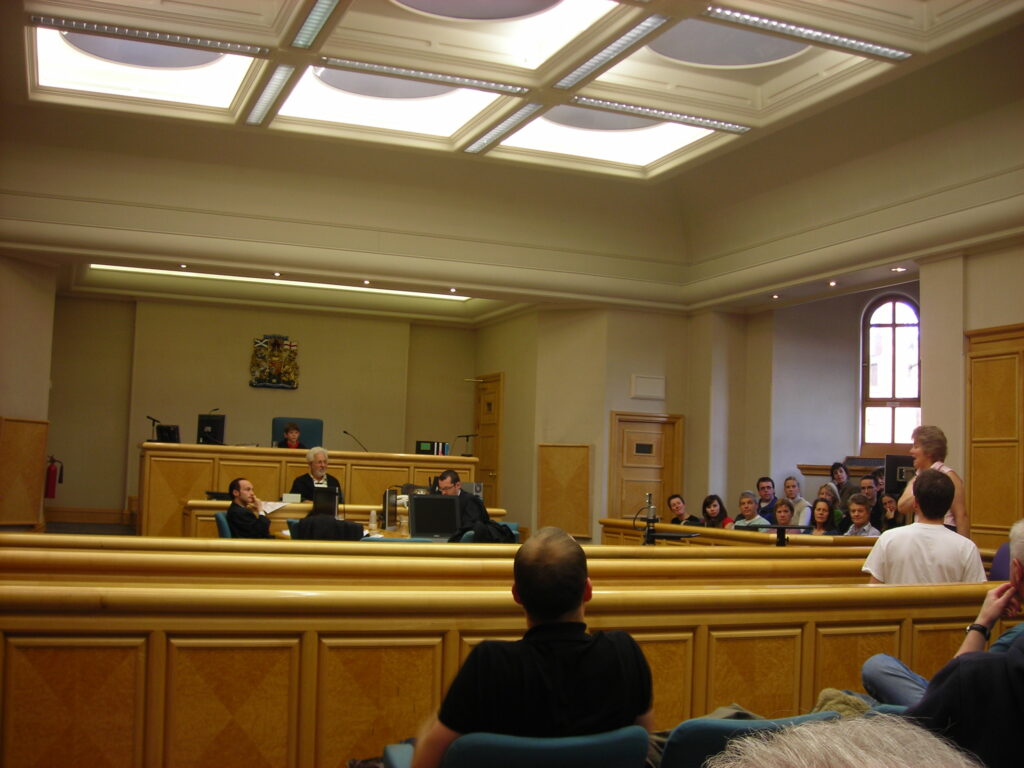 Interior de la sala de un tribunal
