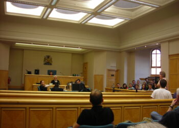Interior de la sala de un tribunal