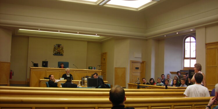 Interior de la sala de un tribunal