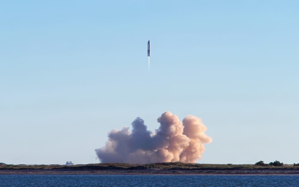 Cohete Starship de SpaceX despegando entre llamas y humo
