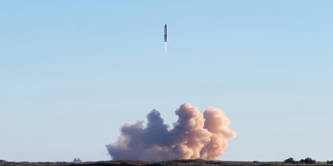Cohete Starship de SpaceX despegando entre llamas y humo