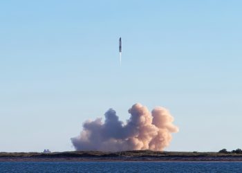 Cohete Starship de SpaceX despegando entre llamas y humo