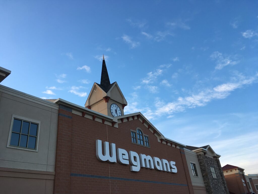 Entrada de un supermercado, lugar donde ocurren operativos migratorios