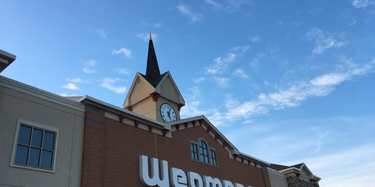 Entrada de un supermercado, lugar donde ocurren operativos migratorios