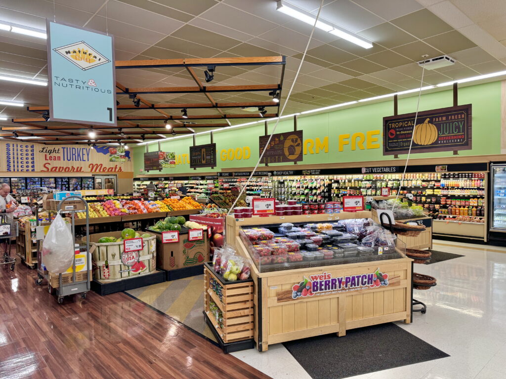 Seccion de productos frescos en un supermercado