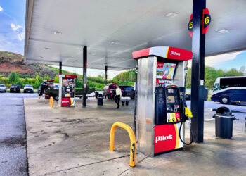 Surtidores de combustible en una gasolinera