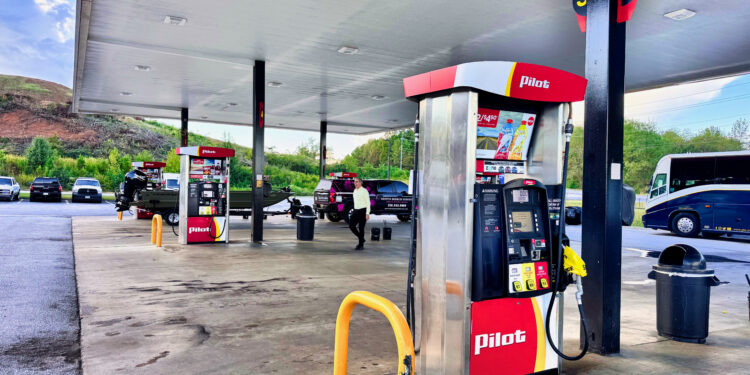 Surtidores de combustible en una gasolinera