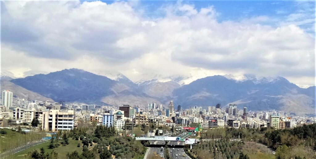 Horizonte de la ciudad de Teherán, Irán, con las montañas Alborz al fondo