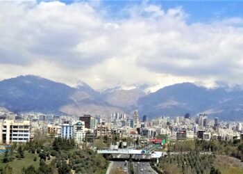 Horizonte de la ciudad de Teherán, Irán, con las montañas Alborz al fondo
