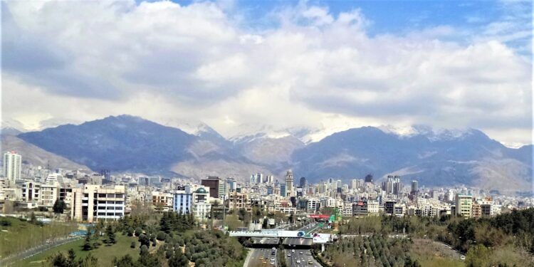 Horizonte de la ciudad de Teherán, Irán, con las montañas Alborz al fondo