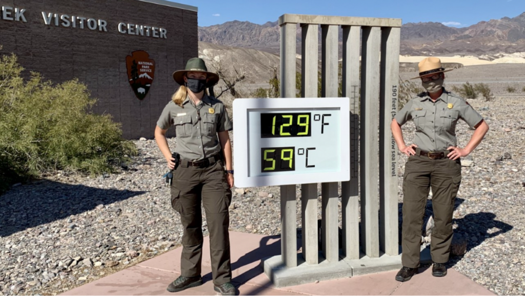 Termómetro digital marcando temperaturas extremas durante una ola de calor