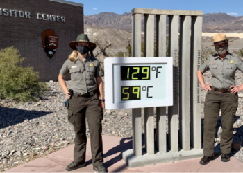 Termómetro digital marcando temperaturas extremas durante una ola de calor
