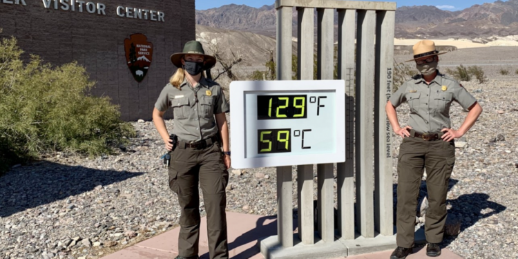 Termómetro digital marcando temperaturas extremas durante una ola de calor
