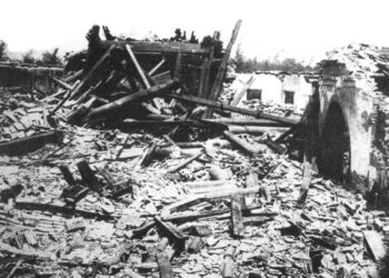 Edificios dañados tras un fuerte terremoto