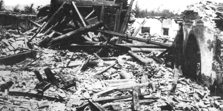 Edificios dañados tras un fuerte terremoto