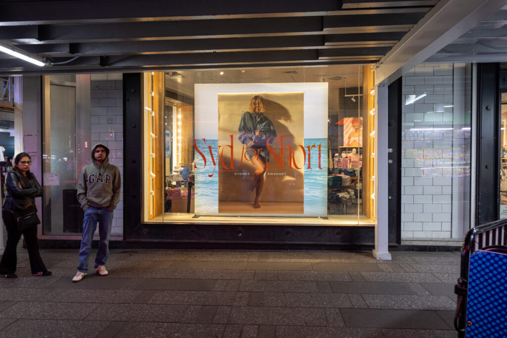 Fachada de una tienda de la marca American Eagle Outfitters