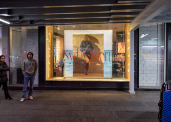 Fachada de una tienda de la marca American Eagle Outfitters