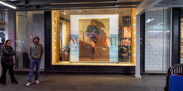 Fachada de una tienda de la marca American Eagle Outfitters