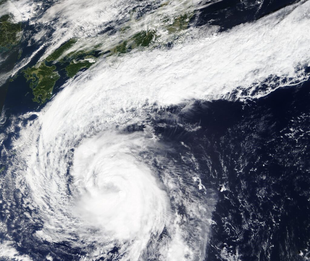 Imagen satelital de un potente tifón sobre el océano Pacífico occidental