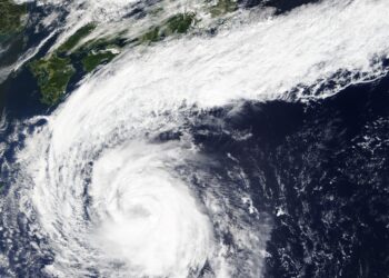 Imagen satelital de un potente tifón sobre el océano Pacífico occidental