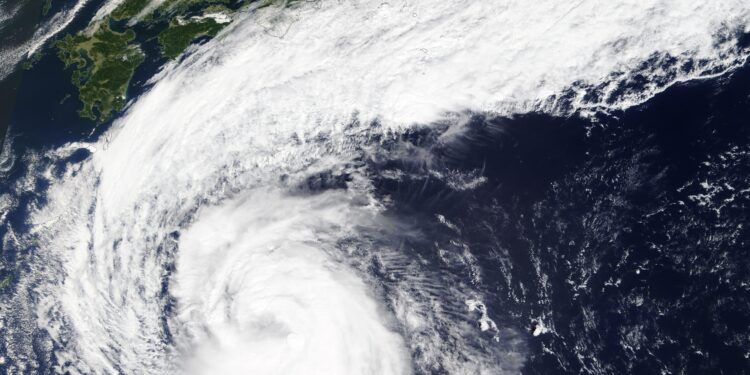 Imagen satelital de un potente tifón sobre el océano Pacífico occidental