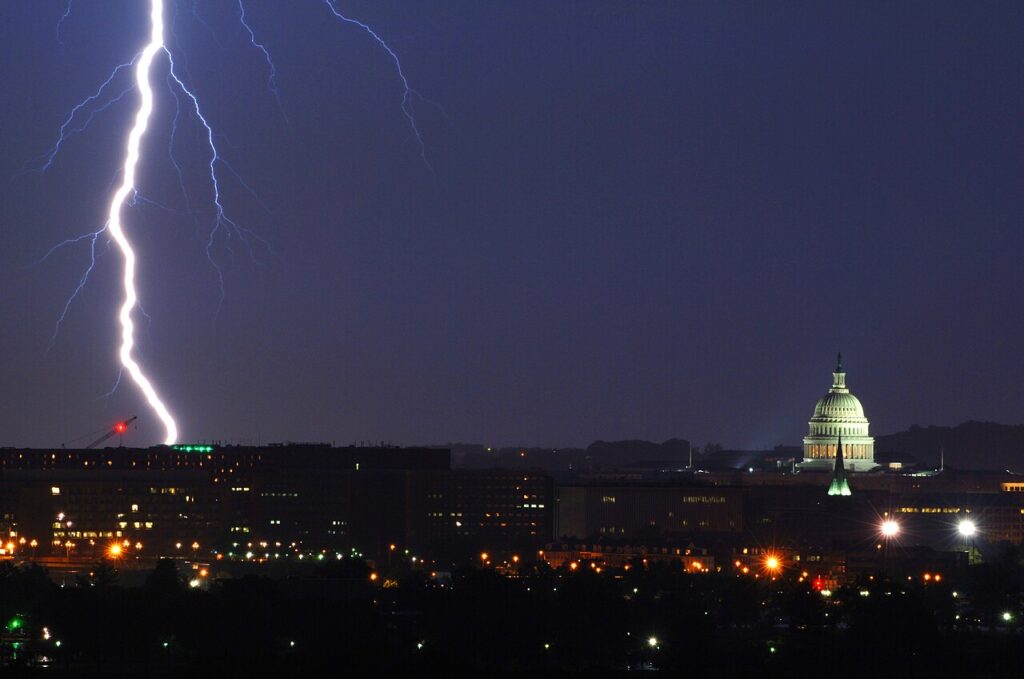 Un rayo cae cerca del Capitolio de Estados Unidos durante una tormenta