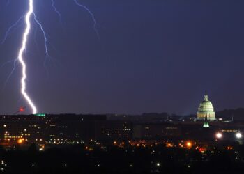 Un rayo cae cerca del Capitolio de Estados Unidos durante una tormenta