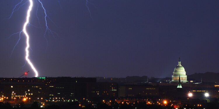 Un rayo cae cerca del Capitolio de Estados Unidos durante una tormenta