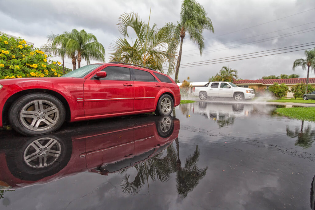 Nubes de tormenta tropical sobre la costa del sur de Florida