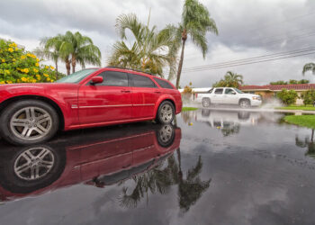 Nubes de tormenta tropical sobre la costa del sur de Florida