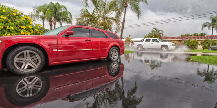 Nubes de tormenta tropical sobre la costa del sur de Florida