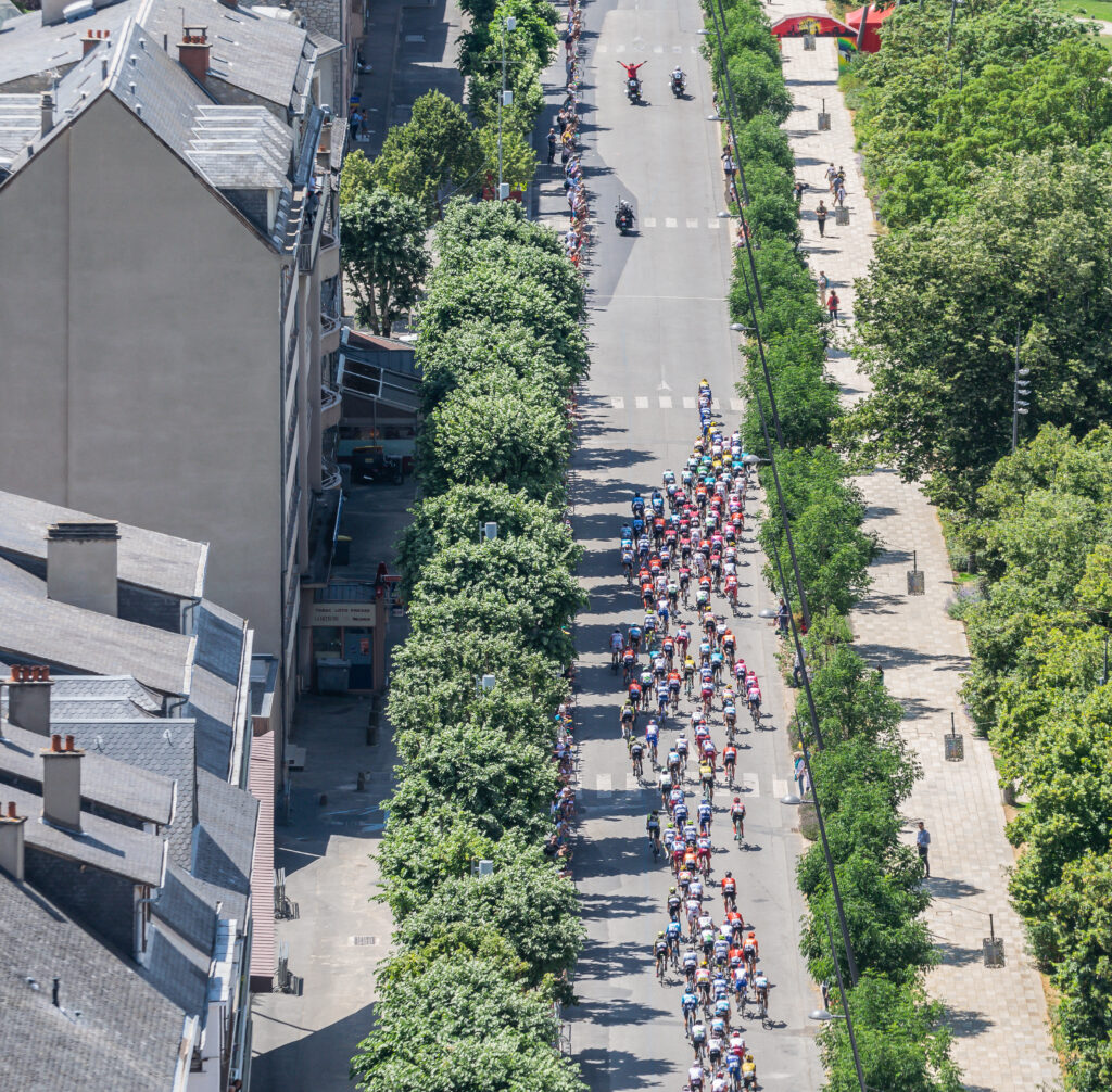 Pelotón de ciclistas durante una etapa del Tour de Francia
