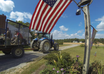 Trabajadores agrícolas cosechando en un campo de cultivo en Estados Unidos