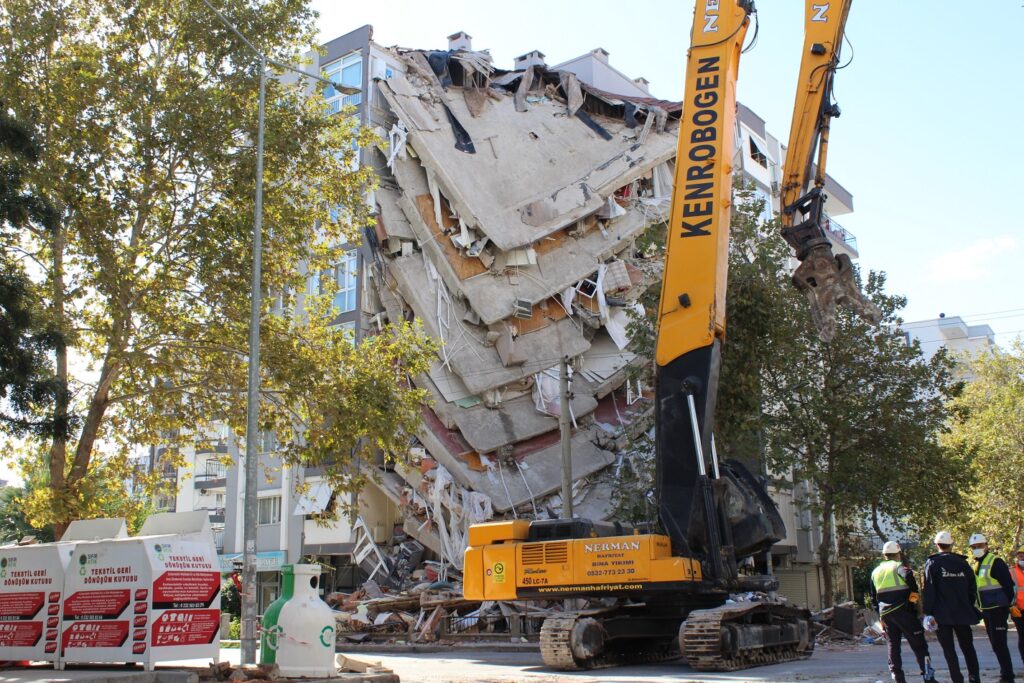 Edificio derrumbado tras un fuerte terremoto