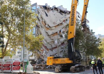 Edificio derrumbado tras un fuerte terremoto