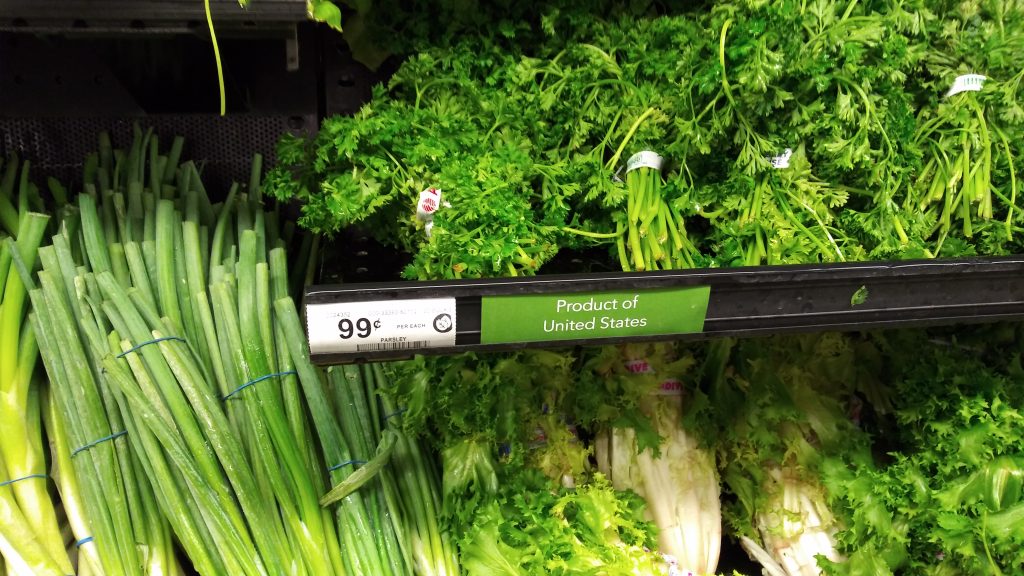 Verduras con etiquetas de precio en un supermercado de Estados Unidos