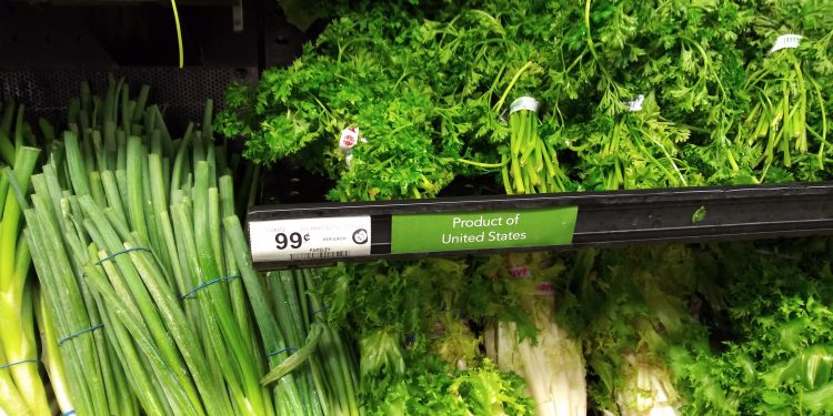 Verduras con etiquetas de precio en un supermercado de Estados Unidos