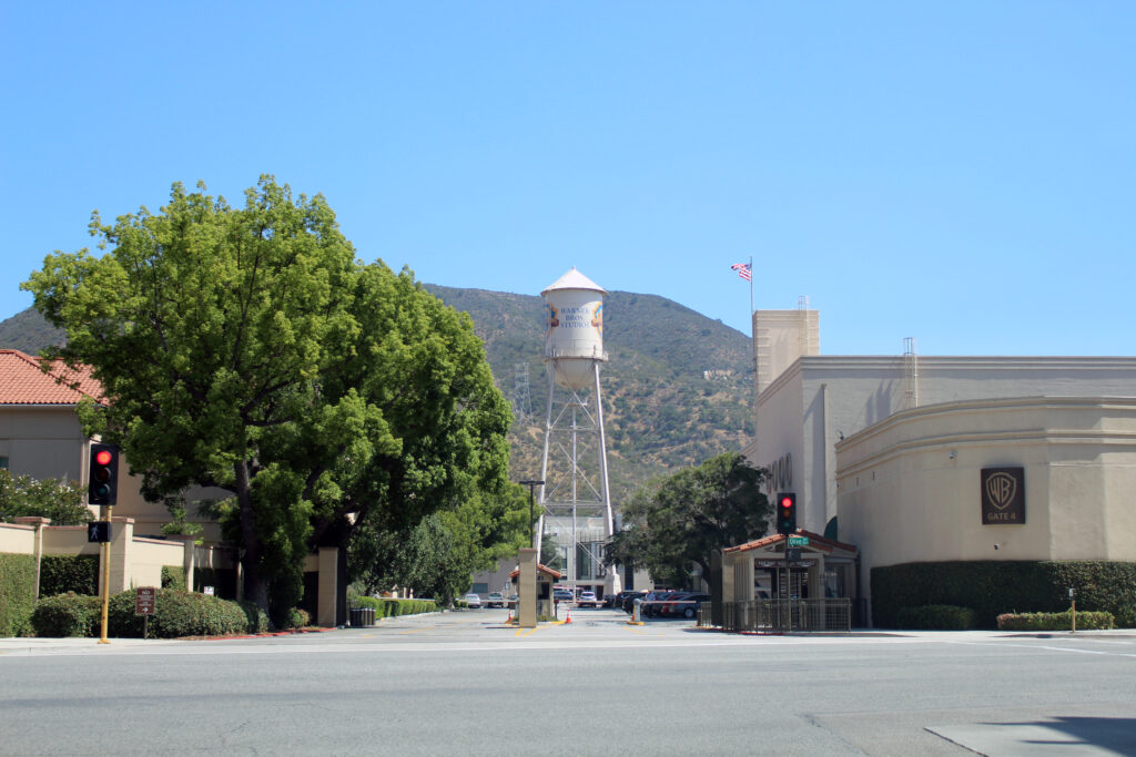 Puerta de acceso a los estudios de Warner Bros