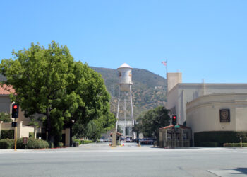 Puerta de acceso a los estudios de Warner Bros