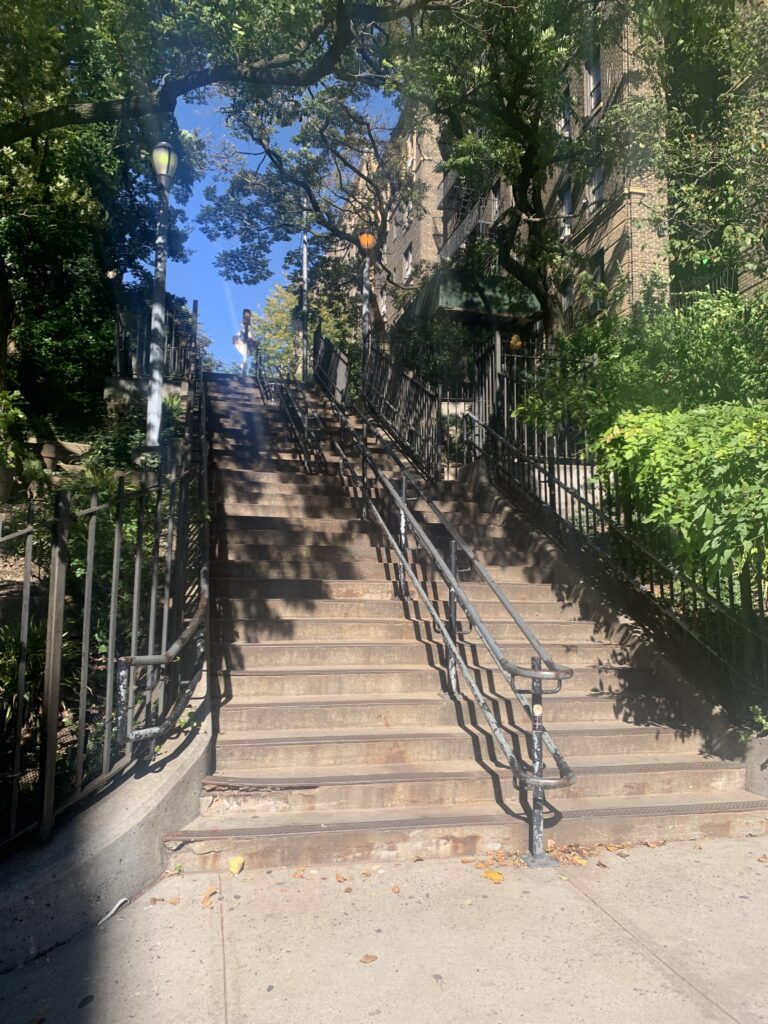 Calle del barrio Washington Heights en Manhattan, conocido como la Pequeña República Dominicana
