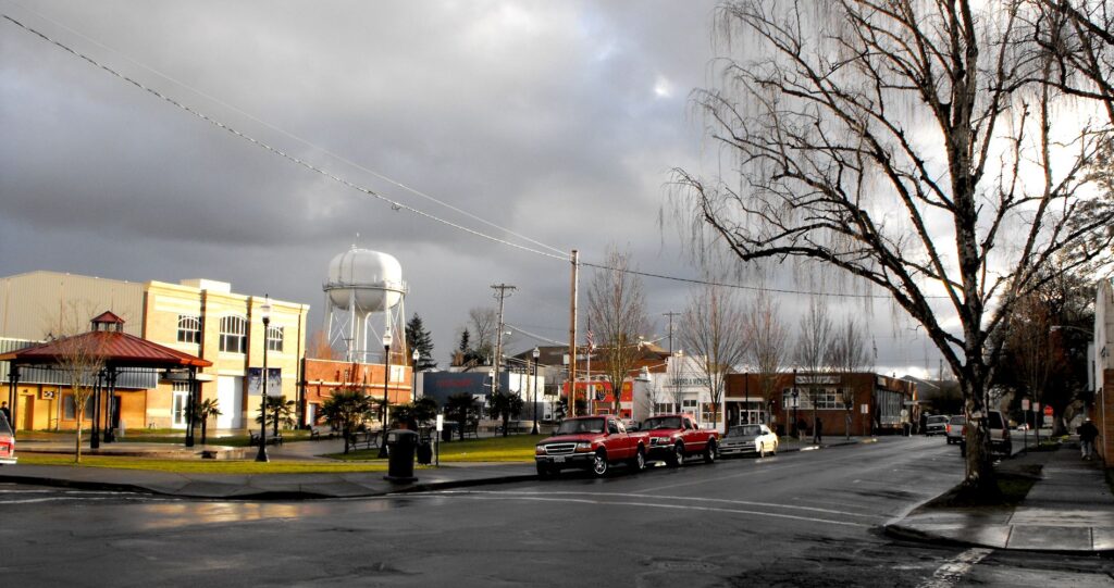 Vista del centro de la ciudad de Woodburn, Oregon