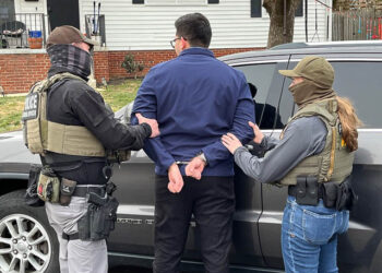 Agentes de control migratorio de ICE durante un operativo