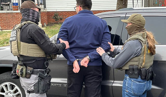 Agentes de control migratorio de ICE durante un operativo