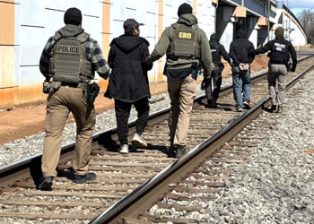 Agentes de ICE realizando un arresto durante un operativo