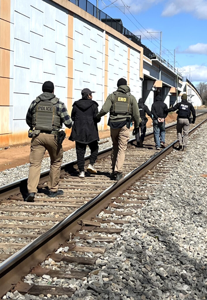 Agentes de ICE realizando un arresto durante un operativo