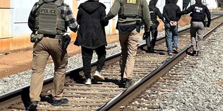 Agentes de ICE realizando un arresto durante un operativo