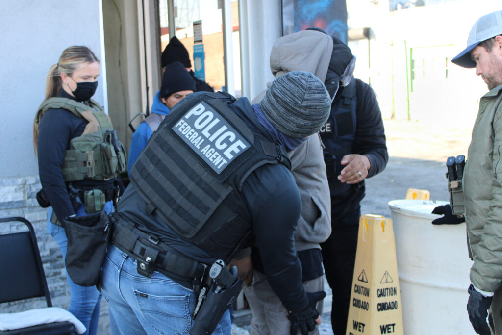 Oficiales de Operaciones de Cumplimiento y Deportación de ICE durante un operativo